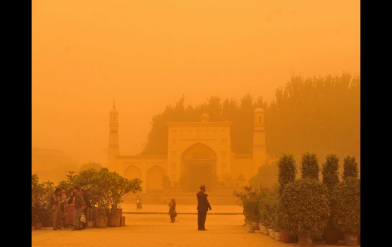 Un hombre uigure encara una tormenta de arena. En Hotan viven diez millones de uigures, etnia musulmana turcoparlante. AP / chinatopix