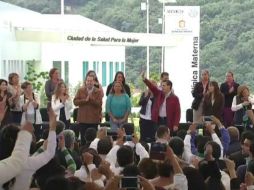 El Mandatario agradeció la labor de las madres de familia. NTX / ARCHIVO