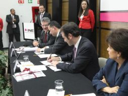 Los titulares del INE y la Fepade en la firma de convenio. TWITTER / @INEMexico