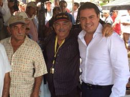 Antes de iniciar la reunión, el gobernador caminó por algunas calles de El Grullo para platicar con comerciantes y gente del municipio. TWITTER / @AristotelesSD