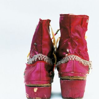 Exhiben en Londres icónico guardarropa de Frida Kahlo