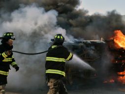 Bomberos seguraron que fue un acto vandálico, pues dentro del vehículo se encontraron restos de una botella de vidrio y gasolina. AFP / ARCHIVO
