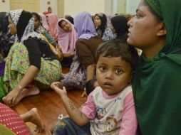 Los migrantes, que provienen de Bangladesh y Birmania, relataron que desde el inicio de la travesía resisten con poca agua y comida. EFE / STR