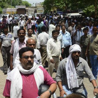 Ascieden a 17 muertos por terremoto nepalí en India