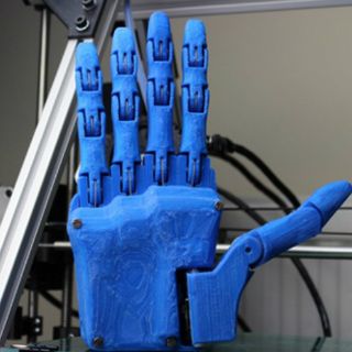 Diseñan prótesis de mano electromecánica de bajo costo