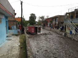 El auto fue arrastrado por la corriente en Camino Nacional, en Santa Ana Tepetitlán. ESPECIAL / Bomberos de Zapopan