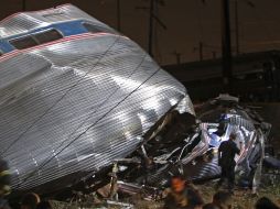 Bomberos trabajan con herramienta especial para liberar a los pasajeros prensados. AP / J. Kaczmarek