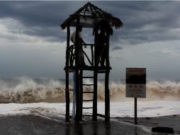 Para las próximas horas, se pronostica mar de fondo con olas de dos a tres metros sobre litoral del Pacífico centro y sur. EFE / ARCHIVO