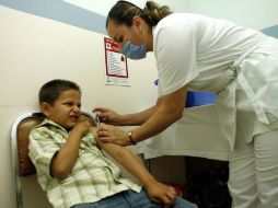 El Instituto Mexicano del Seguro Social aplica entre 35 y 40 millones de vacunas de las 200 millones que se suministran en el país. EL INFORMADOR / ARCHIVO