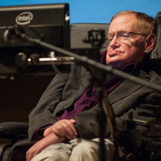 Las máquinas se revelarán en 100 años: Stephen Hawking