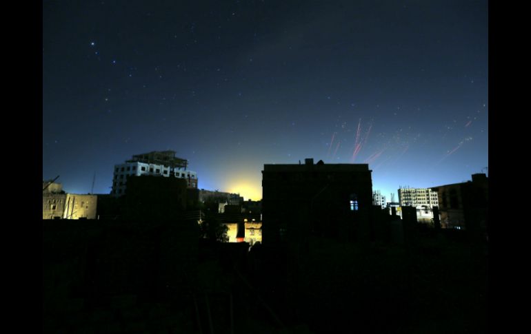 'Saná vivió una noche tranquila después de que cesaran las explosiones de los misiles antiaéreos', dijo el sanaíta,Tawfic Abdelwahab. EFE / Y. Arhab
