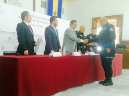 El estímulo a los elementos es por su buen trabajo y rendimiento policiaco en los salones del Palacio Municipal de la ciudad. TWITTER / @AytoGDL