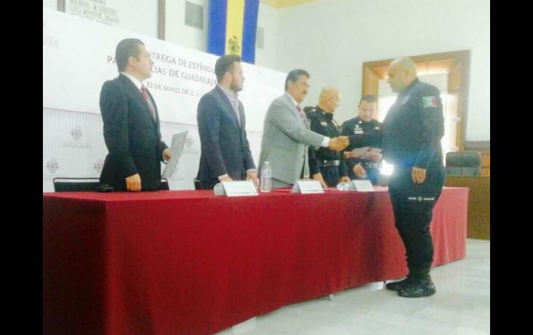 El estímulo a los elementos es por su buen trabajo y rendimiento policiaco en los salones del Palacio Municipal de la ciudad. TWITTER / @AytoGDL