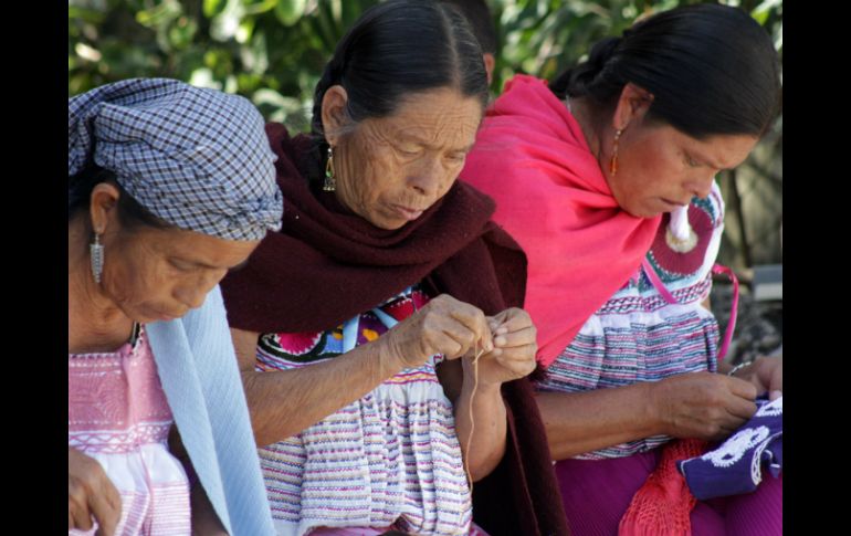 Mujeres tzeltales del estado de Chiapas, donde se ubica más de millón y medio de indígenas, al igual que en Oaxaca. NTX / ARCHIVO