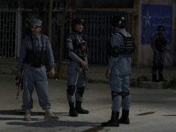 Policías afganos hacen guardia cerca del Hotel Park Palace tras un ataque de militantes talibanes, en Kabul, Afganistán. AP / A. Khan
