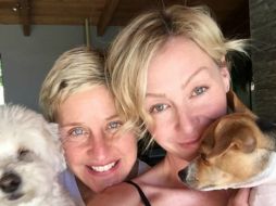 La actriz (der.) en compañía de la conductora Ellen DeGeneres, su esposa,  y sus mascotas. TWITTER / @portiaderossi
