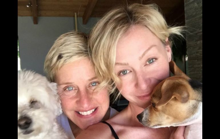 La actriz (der.) en compañía de la conductora Ellen DeGeneres, su esposa,  y sus mascotas. TWITTER / @portiaderossi