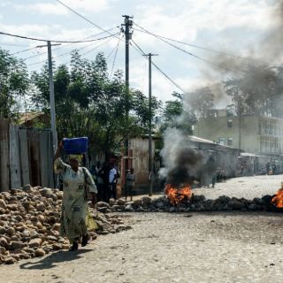 Militares leales y golpistas en Burundi combaten en la capital