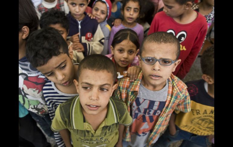 Un grupo de niños espera ayuda en Yemen. AP / H. Mohammed