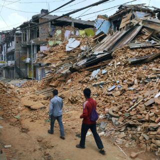 Suman 110 muertos por segundo terremoto en Nepal