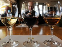 La realidad es que el vino tinto puede ser enfriado entre los 17°C y 18°C, por otro lado, el blanco requiere más refrigeración. AFP / ARCHIVO