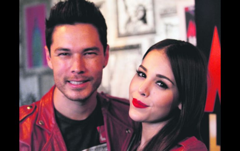 Juan Solo interpreta a 'Mario' y comparte el escenario con Danna Paola. FACEBOOK /