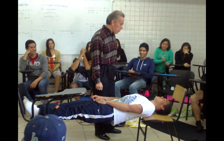 Orientador educativo de la Preparatoria 7 durante dinámica. NTX / H. Pescador