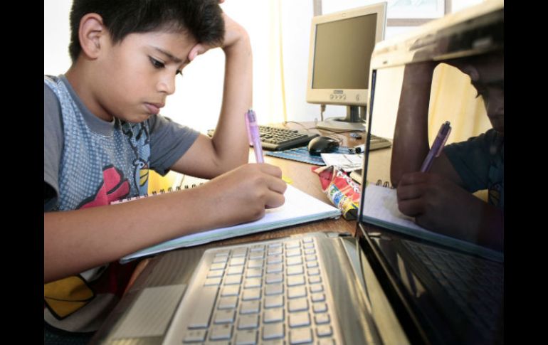 Maestra asegura que ahora todos los niños saben usar celulares, computadoras y iPads para relizar las actividades educativas. EL INFORMADOR / ARCHIVO