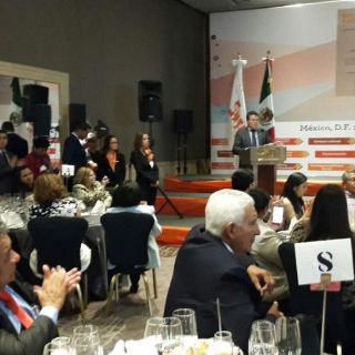 Entregan reconocimientos y estímulos a profesores destacados