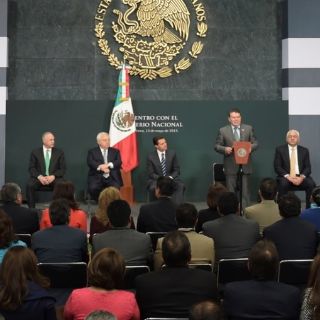Peña Nieto reconoce labor de maestros en su día