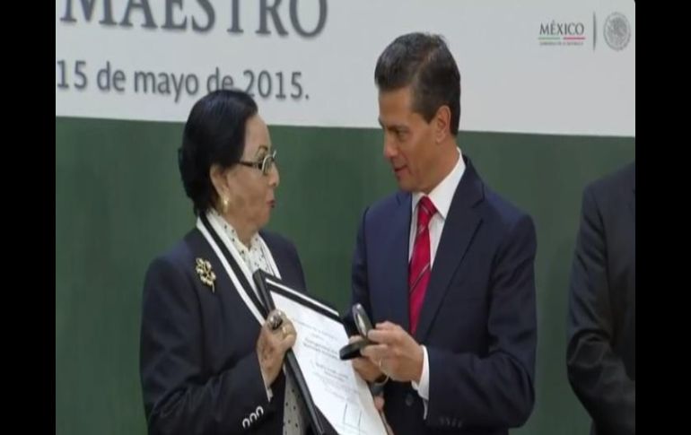 Conmemoración del Día del Maestro 2015. TWITTER / @gobrep