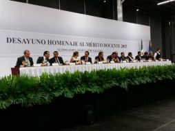 Este día se conmemoró el día del maestro, donde los galardonados recibieron medalla y un incentivo económico. TWITTER / @pacoayon