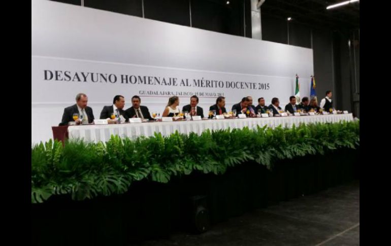Este día se conmemoró el día del maestro, donde los galardonados recibieron medalla y un incentivo económico. TWITTER / @pacoayon