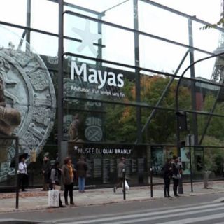 Príncipe Carlos y su esposa visitan exposición Maya en Reino Unido