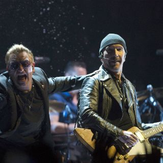 The Edge, guitarrista de U2, cae del escenario