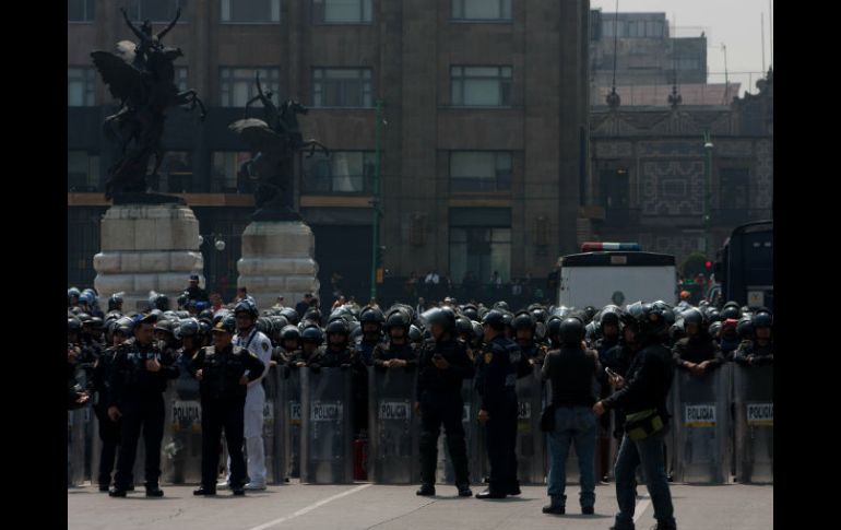 Los docentes marchaban hasta la Avenida Juárez en Ciudad de México cuando policías antimotines les impiden el paso. NTX / A. García
