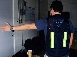 Los led del chaleco prende de manera intermitente cuando el ciclista estira alguno de sus brazos. ESPECIAL / www.dgcs.unam.mx