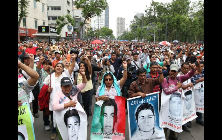 En la manifestación, también estuvieron algunos padres de los normalistas desaparecidos en Iguala. EFE / A. Cruz