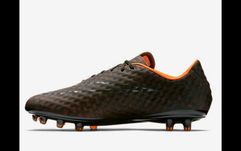 El material de la parte superior se activa con calor transformándose para revelar un vibrante patrón naranja mientras se usa la bota. ESPECIAL / store.nike.com