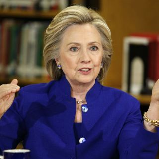 Los Clinton reportan 25 millones de dólares por discursos