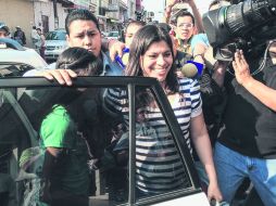 La adolescente Alondra Díaz y su mamá Dorotea García, a las afueras del Juzgado Primero Civil de Los Reyes, Michoacán. EL INFORMADOR / U. Zamarroni