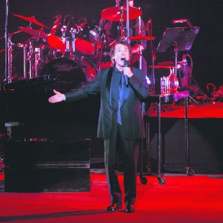 Raphael entrega su pasión a los tapatíos