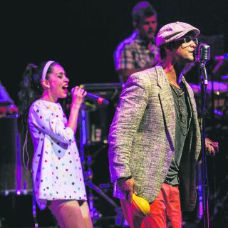 Gozadera latina en el Teatro Diana con Los Amigos Invisibles