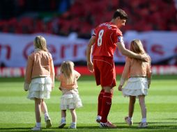 Steven Gerrard recorre el campo junto a sus tres hijas durante su despedida del Liverpool. AFP / O. Scarff