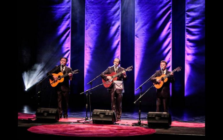 'Siempre la temática de Los Panchos fue lo más clásico. El romanticismo no puede perderse', afirma Navarro (centro). TWITTER / @triolospanchos