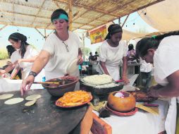 Provecho. Los platillos típicos, estrellas del encuentro entre los asistentes. EL INFORMADOR / F. Atilano