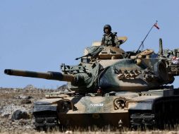 Un soldado espera por ordenes a seguir en un tanque. EFE / ARCHIVO