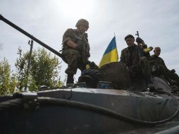 Soldados ucranianos que llevan uniformes no oficiales son vistos a las afueras de Lugansk, controlada por los separatistas prorrusos. EFE / ARCHIVO