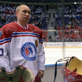 Vladimir Putin marca ocho goles en partido de hockey