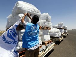 Un hombre inspecciona los paquetes de ayuda que llegan al aeropuerto de Saná, Yemen. EFE / Y. Arhab